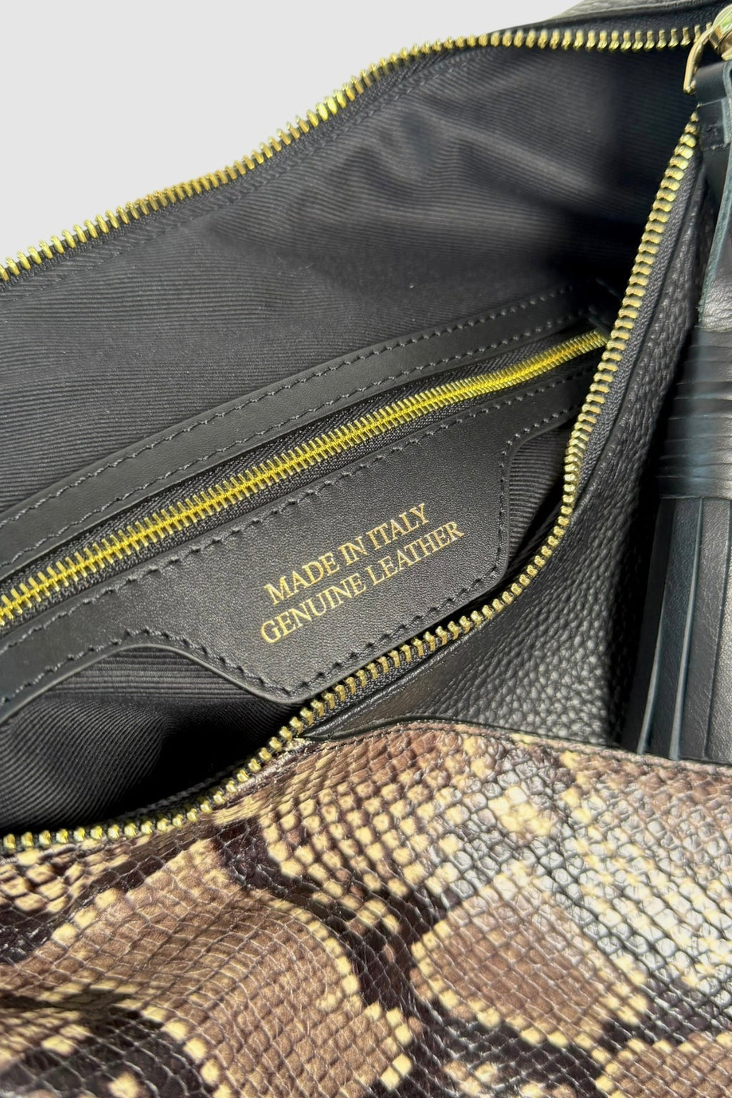 CZARNY SHOPPER Z MOTYWEM SKÓRY WĘŻA